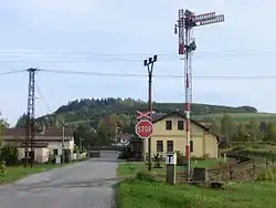 V budově mezi silnicí a železnicí sídlí OÚ Martinice a pobočka České pošty.