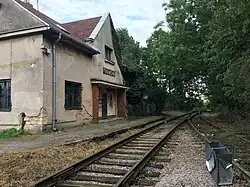 Pohled na budovu zastávky a nástupiště směrem od Čelákovic v roce 2017