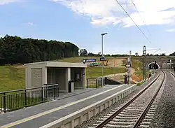 nástupiště, v pozadí tunel Mezno