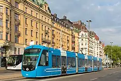 Tramvaj typu CAF Urbos AXL na ulici Strandvägen