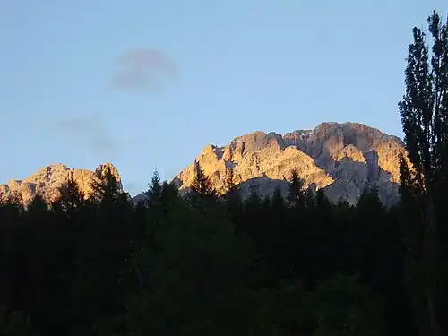 Západ slunce na Monte Cristallo při pohledu z Cortiny d'Ampezzo.