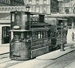 Patrová tramvaj u nádraží Paris Est
