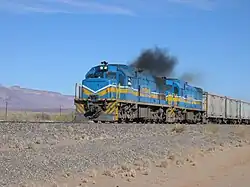 Dieselové lokomotivy společnosti TransNamib v čele vlaku jižně od Keetmanshoopu
