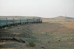 Vlak projíždějící pouští Gobi