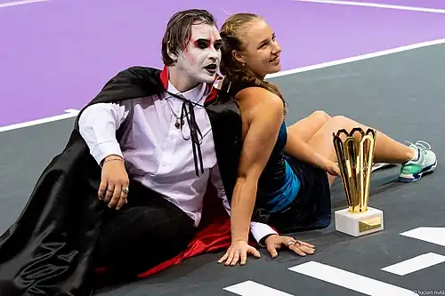 Postava Drákuly předávající trofeje, s Annou Blinkovovou