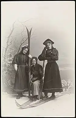 Tre uidentifiserte kvinner på ski i fotostudio