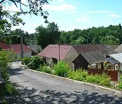 Střechy Sokolí směrem ke středu osady