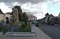 Náměstí obce s pomníkem