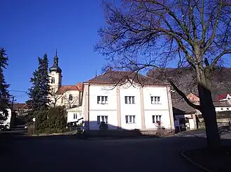 Náměstí v Třebušíně v pozadí s kostelem sv. Mikuláše