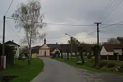 Náves s kaplí sv. Vojtěcha