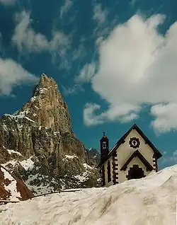 Cimon della Pala s kaplí na vrcholu průsmyku Passo Rolle