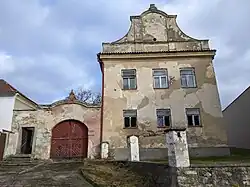 Trhové Sviny - bývalá fara čp. 166 v Husově ulici (stav prosinec 2024) (4).jpg