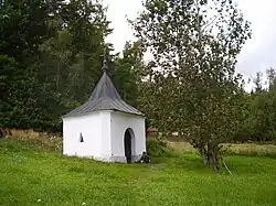 Trhové Sviny kaplička nad pramenem.JPG