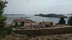 Pohled na vesnici Tribunj, Logorun lze vidět vpravo