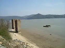 Pevnost tří věží při nízké hladině