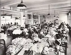 Výrobní linky: šití košil (1938)