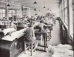 Výrobní linky: šití límců (1938)