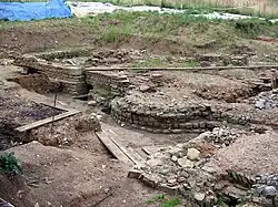 Pozůstatky lázní vykopané v roce 2005