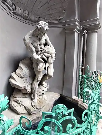 Socha Tritóna zleva