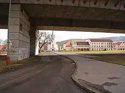 Trmický kostel Narození P. Marie z podhledu dálnice D8 vedoucí městem Ústí nad Labem