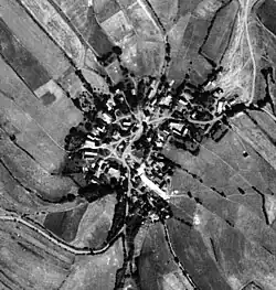 Letecký snímek vesnice z 50. let 20. století