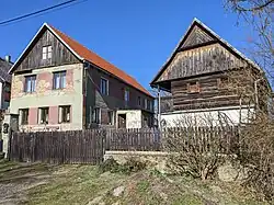 Trnobrany (Trnobrand) - čp. 32 se sýpkou (stav březen 2025) (2).jpg