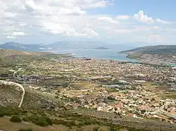 Kaštelský záliv, v popředí město Trogir