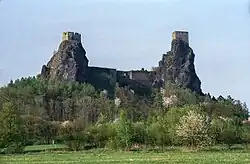 Trosky, dva denudací vypreparované sopečné komíny, vyplněné odolným čedičem.