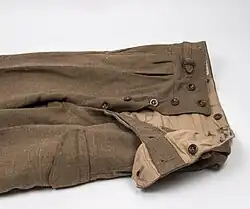 Vojenské kalhoty s poklopcem zapínaným na knoflíky (Nový Zéland, 50.-60. léta 20. stol.)