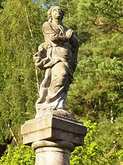 Socha Panny Marie uprostřed obce Třtí