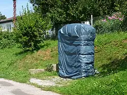 Památník bývalého židovského hřbitova (zakryt během hudebního festivalu)