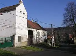 Hlavní ulice, v popředí bývalá sladovna čp. 4