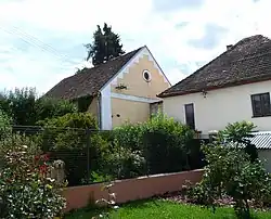 Pohled na bývalou synagogu a židovskou školu vpravo