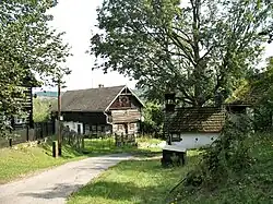 Památkově chráněná usedlost čp. 7 v centru vesnické památkové zóny