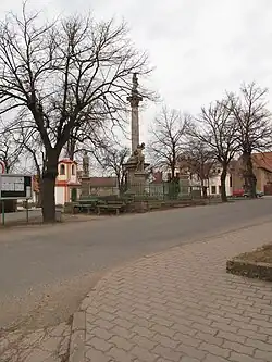 Celkový pohled na morový sloup a kapličku v Tuchořicích