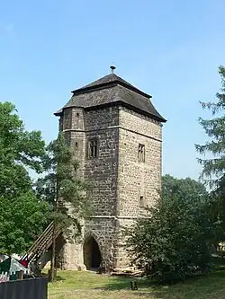 Obytná a vstupní věž