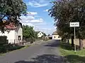 Okraj obce při silnici od Úval