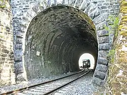 Tunel U Myslivny poblíž zastávky Novina. Do tunelu vjíždí rychlík společnosti Arriva R 1346 Liberec - Ústí nad Labem