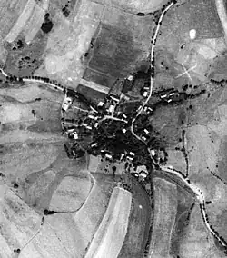 Letecký snímek vesnice z 50. let 20. století