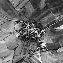 Letecký snímek vesnice z 50. let 20. století