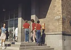 Turisteja Postitalon portailla, 1971