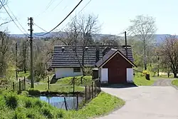 Požární nádrž a dům číslo 30