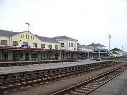 Nádražní budova a nástupiště