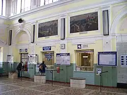 Obrazy Valdštejna a Hrubé Skály v hale turnovského nádraží od Karla Vika