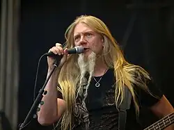 Marco Hietala zpívající do mikrofonu na stojanu během vystoupení na festivalu Tuska Open Air 2013.