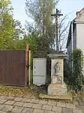 Barokní křížek při průjezdní silnici