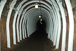 Nevybetonovaná spojovací chodba byla pro potřeby muzea zajištěna horníky ze Svatoňovic