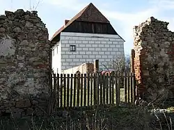 Průčelí se sgrafitovou omítkou