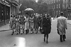 Druhá světová válka. Den osvobození. Oslava lidí na jejich cestě k náměstí Dam v Amsterdamu, kde o něco později němečtí vojáci zahájili palbu do davu oslavujících (22 zabitých, 120 zraněných), 7. května 1945.