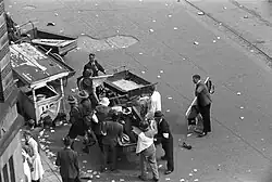 Náměstí Dam 7. května 1945. Druhá světová válka. Den osvobození. Zranění lidé na náměstí Dam v Amsterdamu poté, co německá vojska zahájila palbu na oslavující masy (22 zabitých, 120 zraněných).